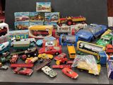un grand nombre de voitures et de camions jouets sur une table