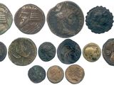 une image représentant une collection de pièces de monnaie anciennes sur fond blanc