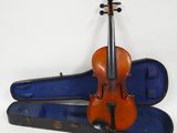 un violon dans un étui sur une surface blanche