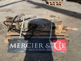 une pancarte portant l'inscription « Mercier et Cle » sur le côté d'une palette