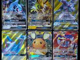 Des cartes Pokémon sont alignées en rangée sur une surface noire