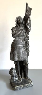 une statue représentant une femme tenant un éventail, posée sur une table
