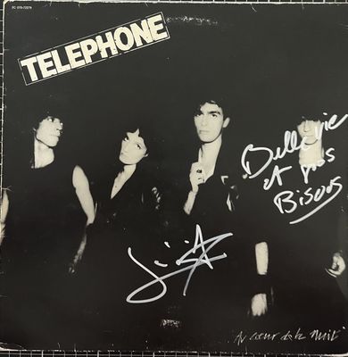 une vieille photo d'un groupe de personnes avec un téléphone