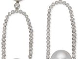 une paire de boucles d'oreilles en perles et diamants