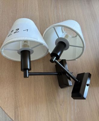 deux lampes posées l'une à côté de l'autre sur la table