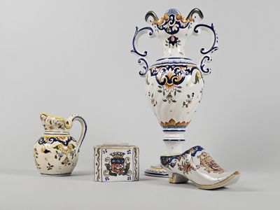 trois vases et une paire de sabots posés sur une table