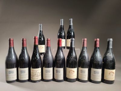 six bouteilles de vin sont alignées sur une table