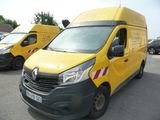 trois camionnettes jaunes garées les unes à côté des autres sur un parking