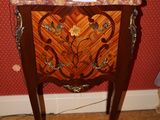 une petite table sur laquelle est posée une lampe