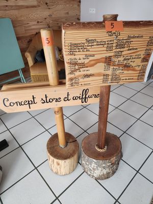 une enseigne en bois sur laquelle est inscrit « Concept Store Effiture »