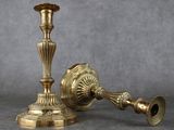 paire de chandeliers anciens en laiton sur fond gris