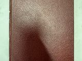 un carnet en cuir marron sur lequel est posée une page blanche