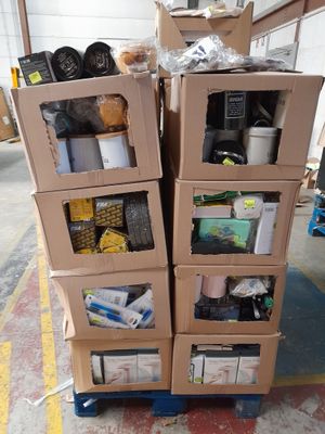 boîtes empilées les unes sur les autres sur une palette dans un entrepôt