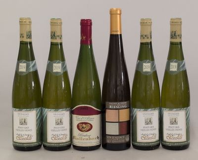 six bouteilles de vin sont alignées sur une table