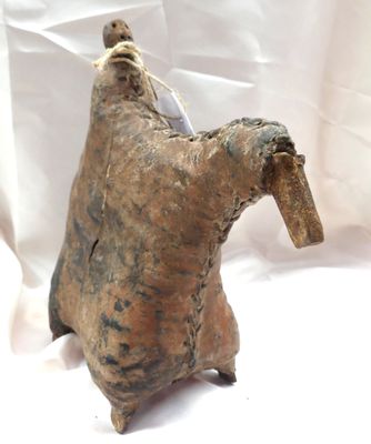 une figurine en argile représentant un cheval sur fond blanc