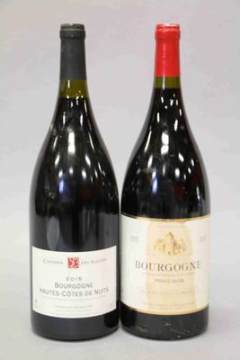 deux bouteilles de vin posées l'une à côté de l'autre sur une table