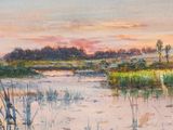 une peinture à l'huile représentant une rivière bordée de roseaux, avec un coucher de soleil en arrière-plan