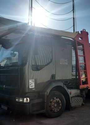 un gros camion garé sur un parking