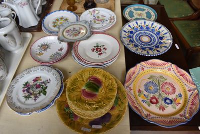 plusieurs assiettes et bols sur une table dans une pièce