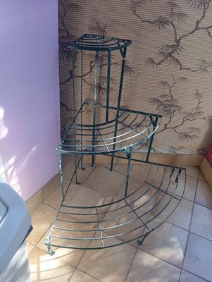 une photo d'un coin de pièce avec une chaise et une table