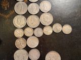 un lot de pièces de monnaie sur une table