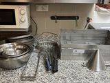 tout un tas d'ustensiles de cuisine posés sur le plan de travail