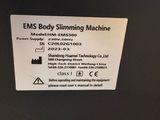 une étiquette apposée à l'arrière d'un appareil portant la mention « Appareil d'amincissement EMS »