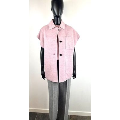 une photo d'un mannequin portant une veste rose et un pantalon gris
