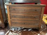 une commode en bois surmontée d'un miroir