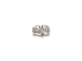 gros plan d'une bague en diamant sur fond blanc