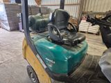 un chariot élévateur à deux sièges dans un entrepôt