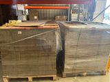 deux palettes de cartons posées sur des palettes dans un entrepôt