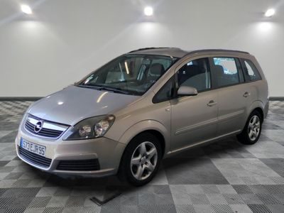 la petite voiture argentée est garée dans une grande pièce