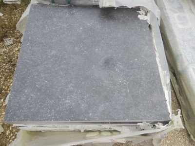 un morceau de béton posé sur une bâche en plastique