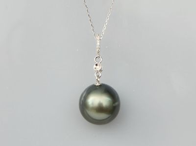 un pendentif composé d'une perle noire et de diamants, monté sur une chaîne en argent