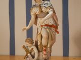une figurine représentant une femme tenant une épée, posée sur une table