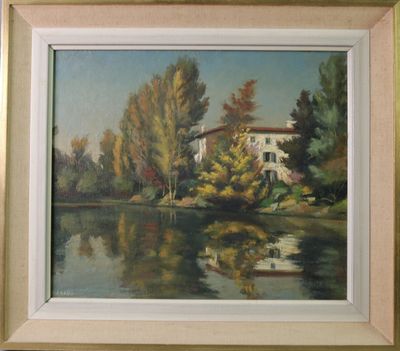 une peinture à l'huile représentant une maison au bord d'un lac, avec des arbres en arrière-plan