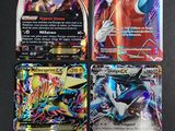quatre cartes Pokémon différentes posées sur une table avec un fond noir