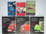 quatre livres posés sur une table blanche, avec une voiture rouge en arrière-plan
