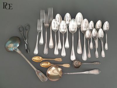 beaucoup de cuillères en argent et de cuillères sur la table