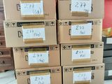 plusieurs cartons empilés les uns sur les autres sur un sol carrelé