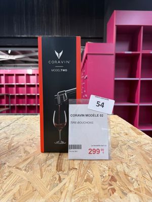 une boîte de verres à vin posée sur une table en bois
