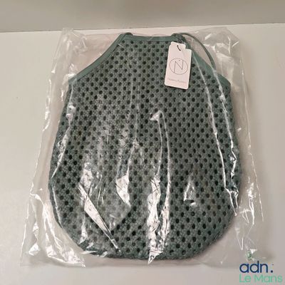 un sac en plastique orné d'un motif à pois verts