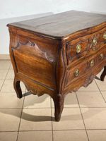 Commode en noyer galbée en toutes faces, ouvrant à deux tiro… (photo 4)