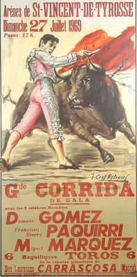 affiche annonçant une corrida dans une ville espagnole, représentant une femme vêtue d'une cape rouge et un homme vêtu d'une cape rouge