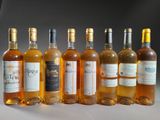 plusieurs bouteilles de vin sont alignées sur une table