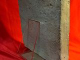 une photo représentant un cadre posé sur un tissu rouge
