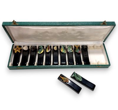 une image représentant un coffret vert contenant cinq parfums différents