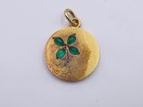 Gros plan sur un pendentif en or orné d'une croix