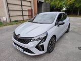 une voiture blanche garée dans un parking à côté d'un bâtiment